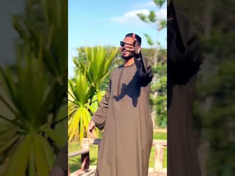 شعرها اسود سايح