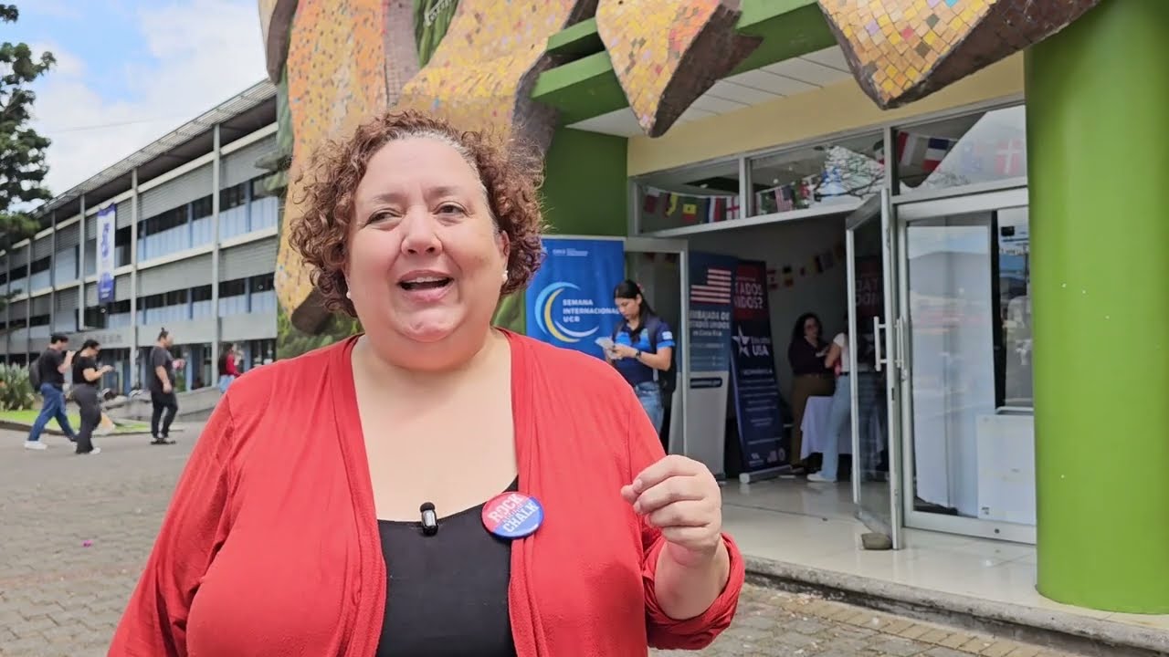 isabel alcázar, representante de la universidad de kansas, en la feria de becas internacionales