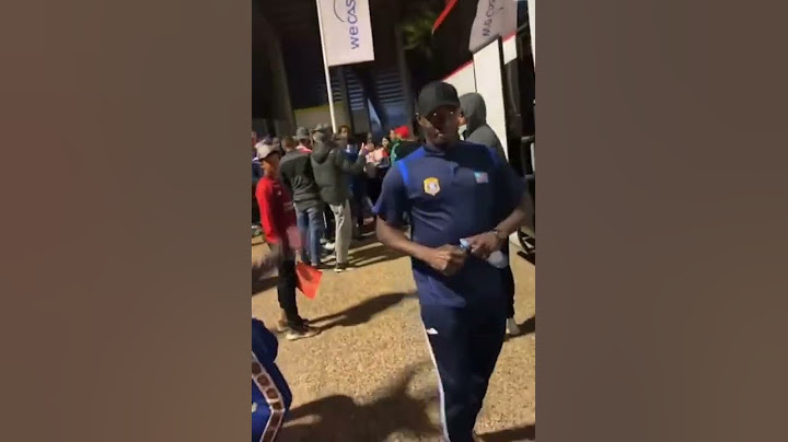 لحظة اعتداء عناصر طاقم منتخب الكونغو على احد الجماهير المغربية الذي قام بتقليد فرحة لاعبي الكونغو😯