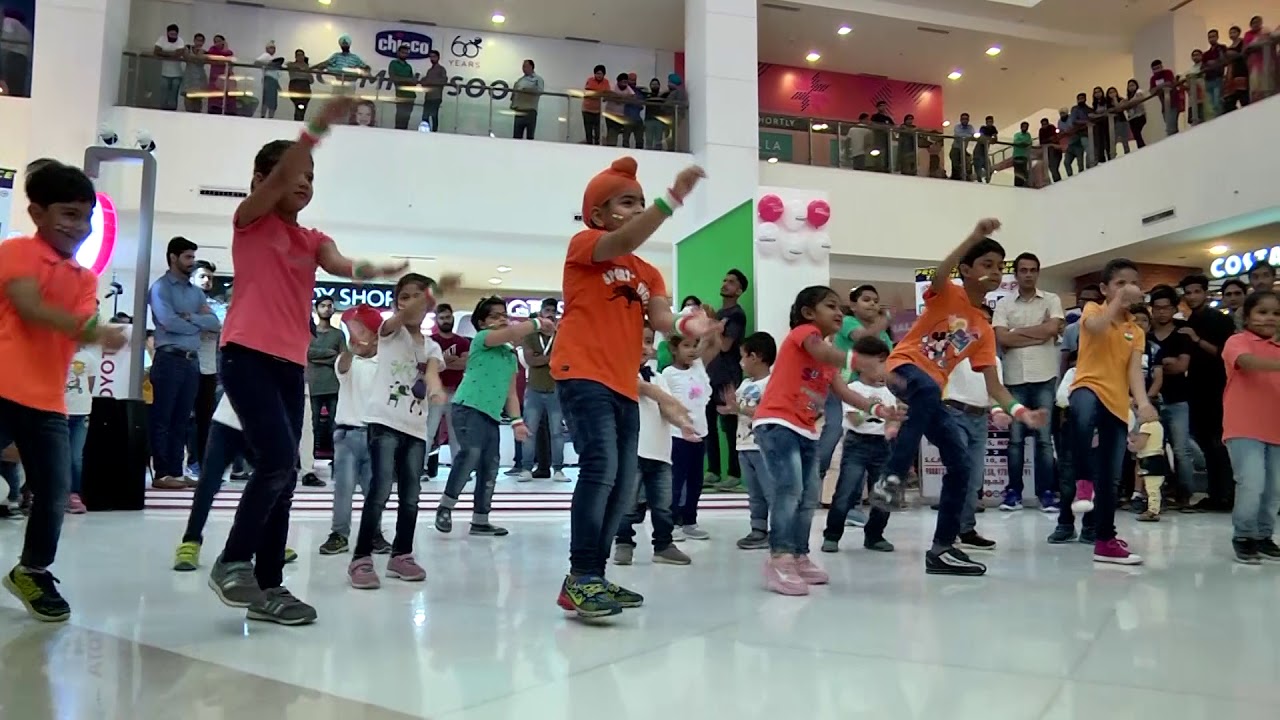 15 August Dance By Kids At Mall | Its Happens Only In India | Patriotic ...