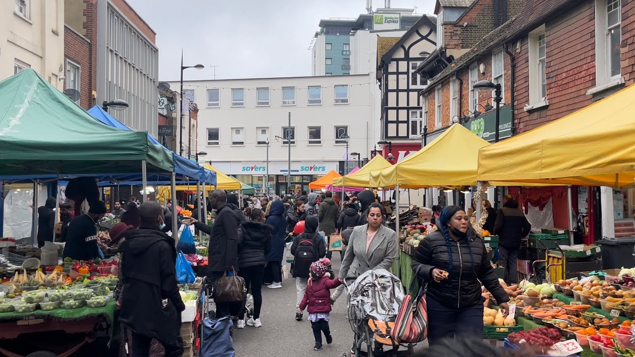 London uk 🇬🇧 Croydon High street pie & mash and tram home 18/12/2021