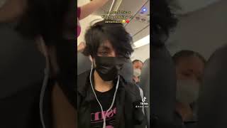 Azoz Se Enamoró De La Aeromoza.