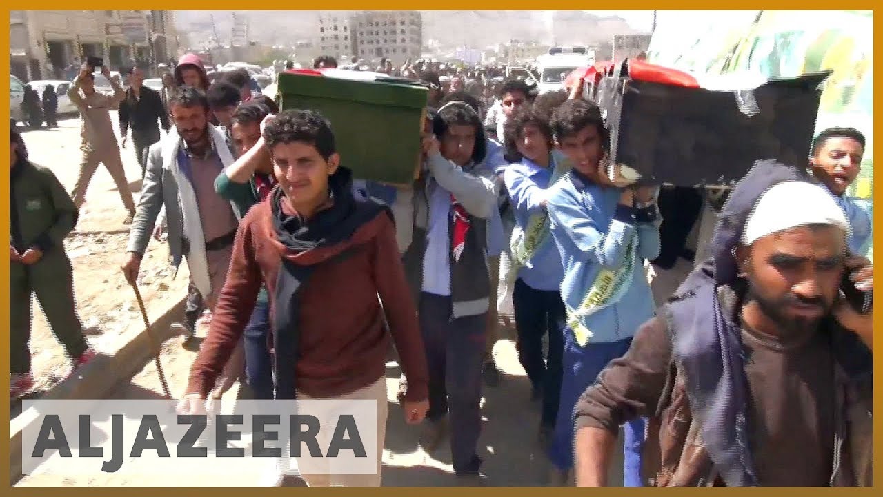 غارة جوية على اليمن: آلاف يحضرون جنازات أطفال في صنعاء | الجزيرة الإنجليزية