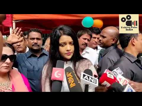 Maharashtra CM's wife Amruta Fadnavis refuse to speak on Maratha reservation - YouTube