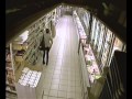 Une femme se soulage dans un magasin delhaize