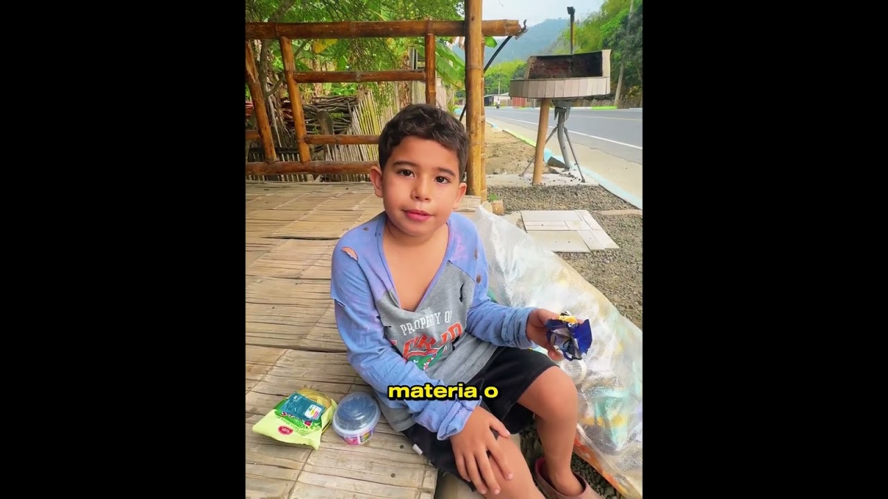 Millonario le cambia la vida a chico reciclador para salvar a su madre en navidad