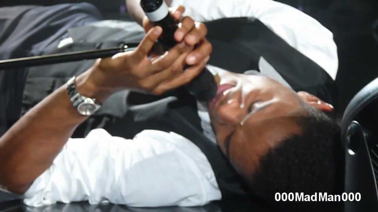 Maxwell - Pretty Wings - HD Live at Casino de Paris (3 Nov 2009)