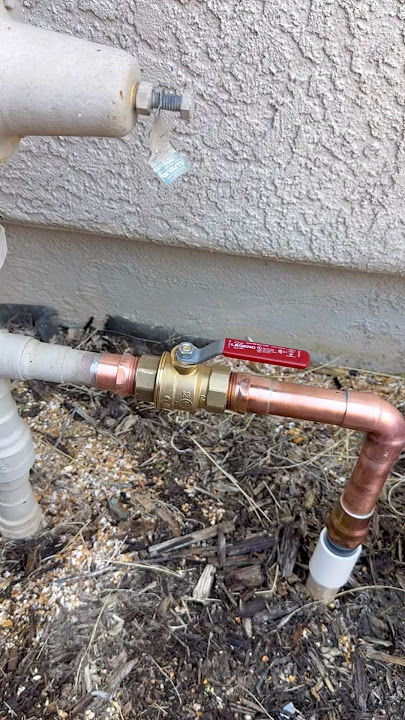 fixing a cracked PVC pipe #plumber #plumbing