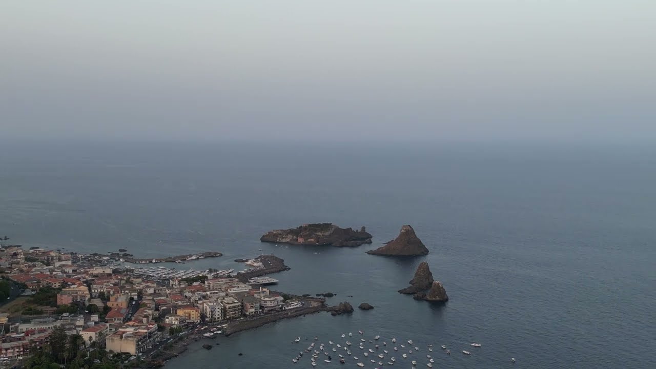 🚁 Aci Trezza e i Faraglioni di Verga: Sicilia vista dal DRONE