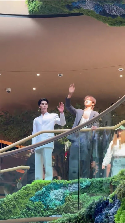 ✨ Spotted: Two little angels in the heart of Siam Paragon 👼🏻 #joongarchen #dunknatachai #joongdunk