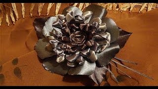 Серебряный узелковый цветок из атласных лент. Гильоширование Серебряный узелковый цветок из атласных лент. Гильоширование