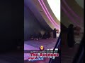 سيدة تدخن الشيشة عند مدخل الافنيوز