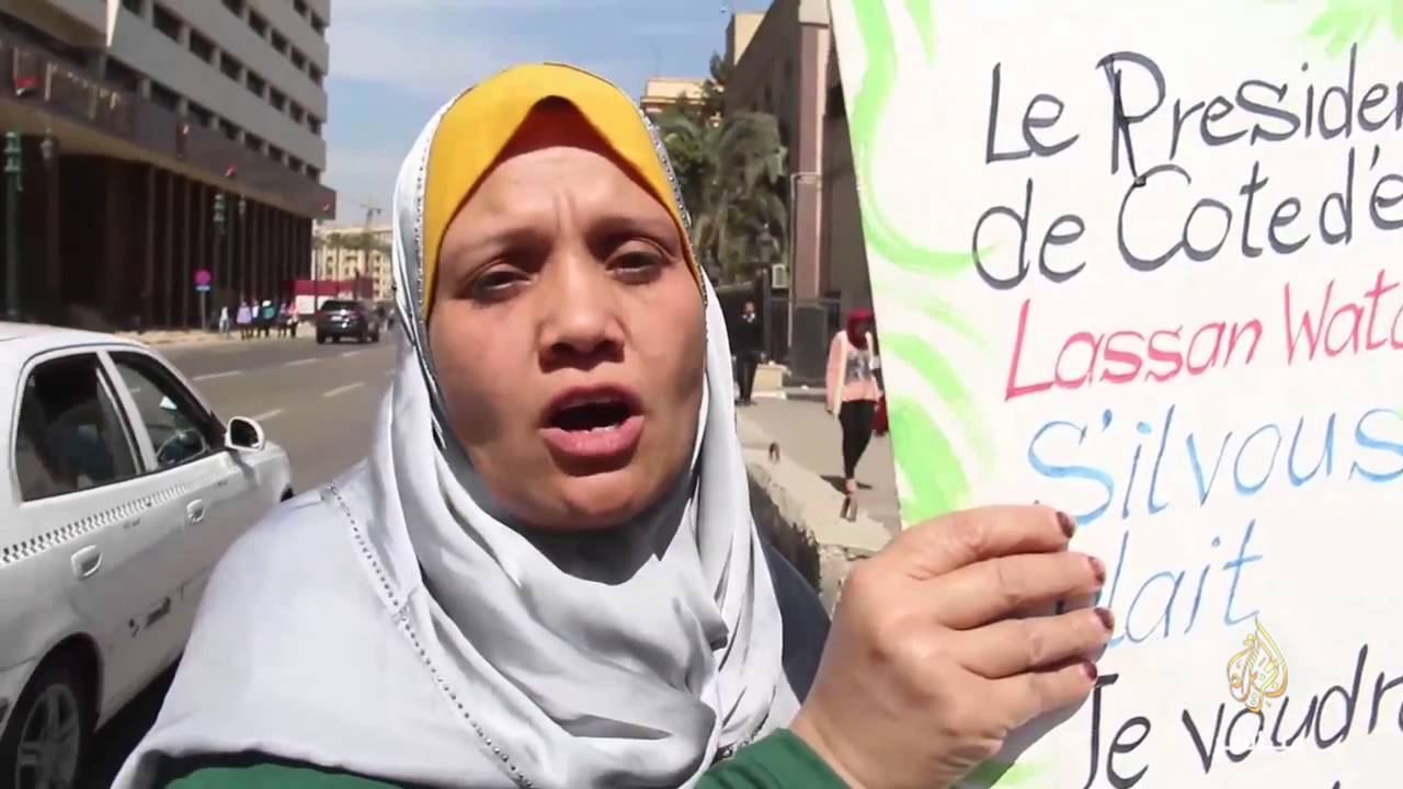 مواطنة مصرية تتظاهر امام مجلس النواب ضد سفير ساحل العاج بمصر بسبب فصلها فصلاً تعسفياً حسبما قالت