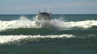 AWESOME Skippers Show How to Cross a DANGEROUS Bar!!
