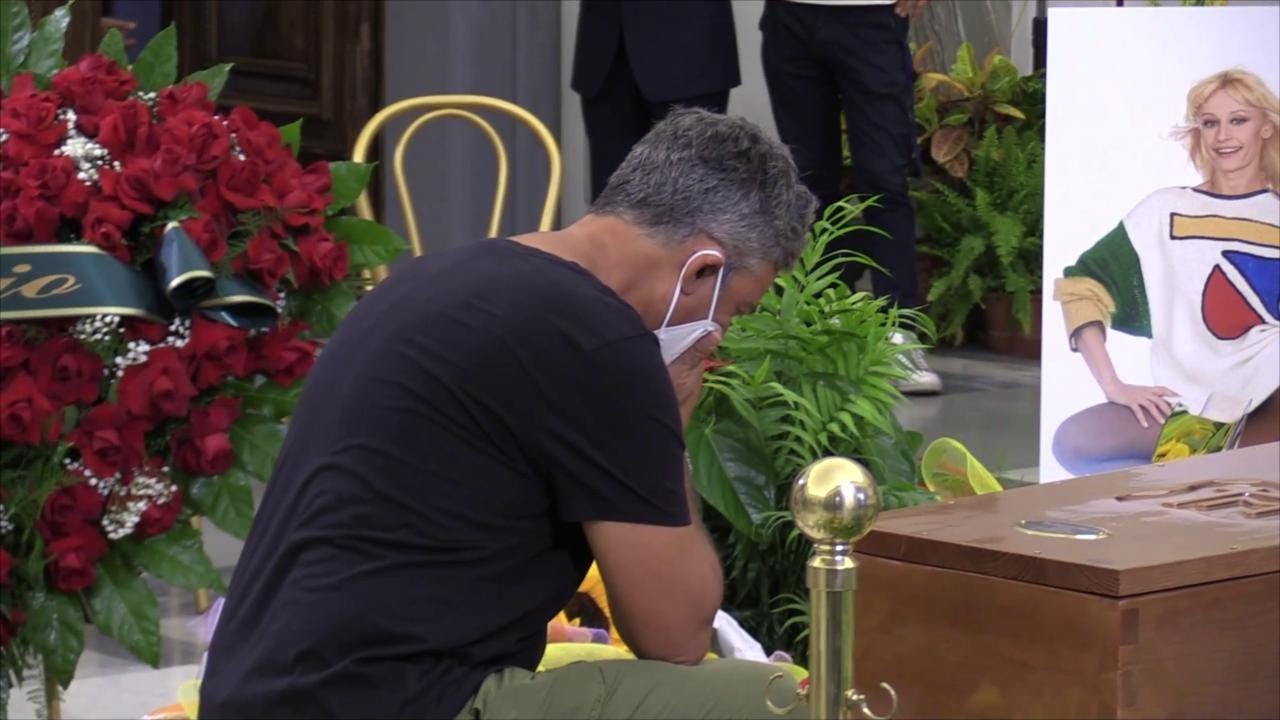 Carrà, da Fiorello a Renato Zero: tanti amici alla camera ardente di Raffaella