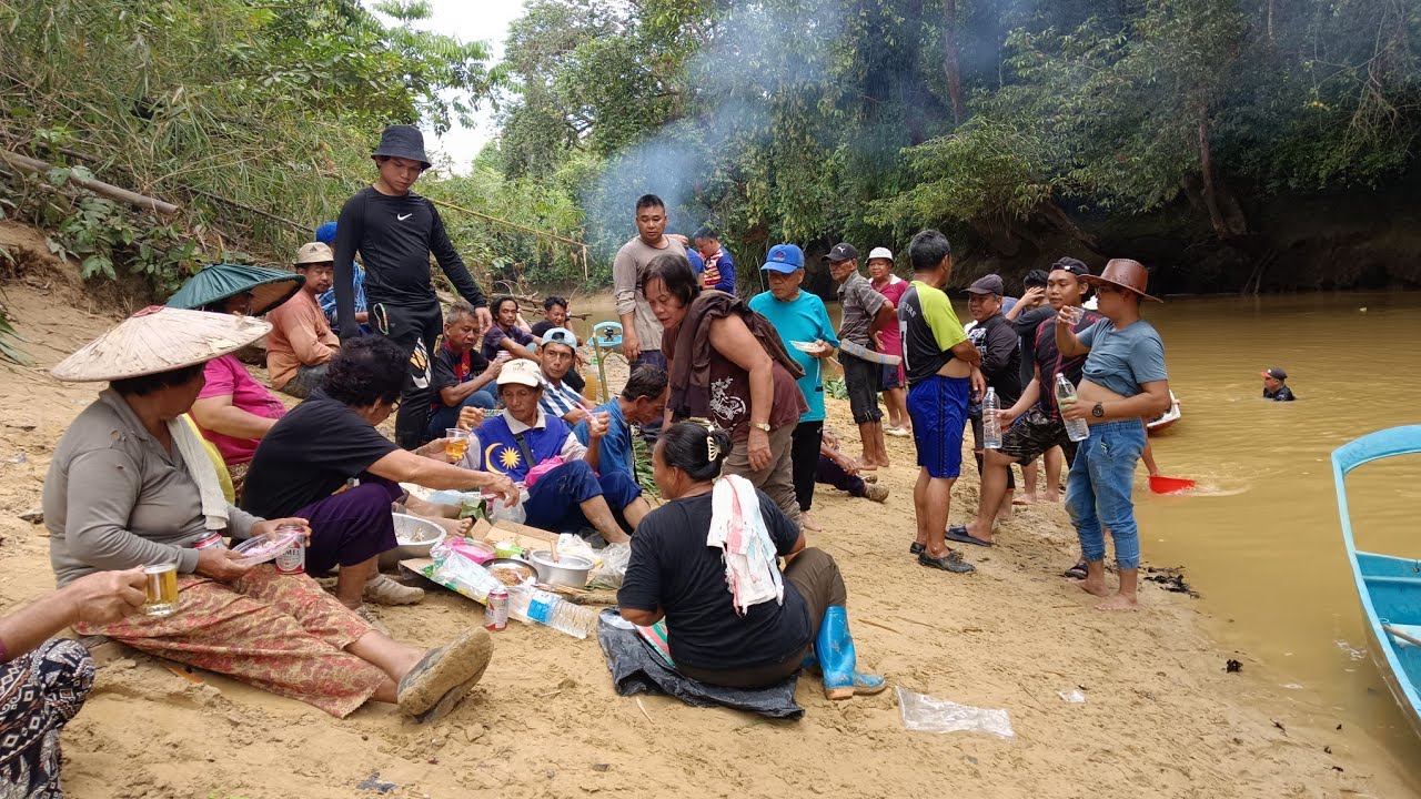 Membaiki Kubur Mendiang Nenek Moyang