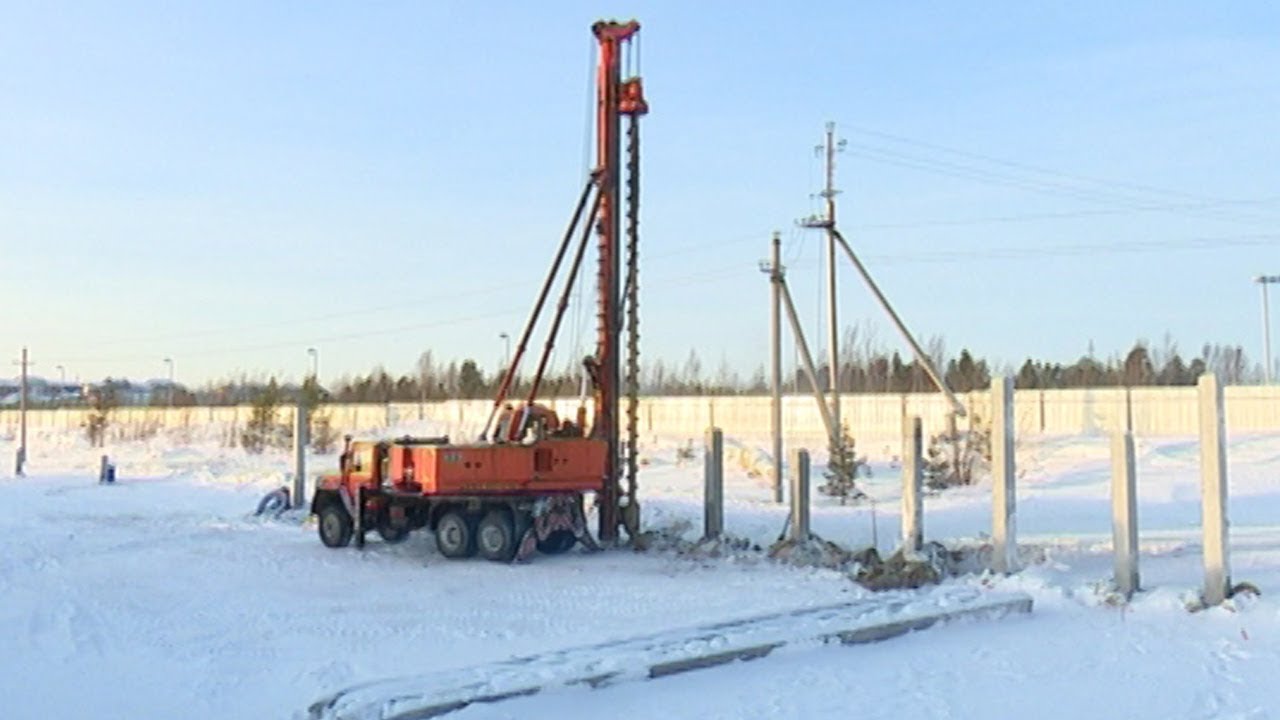Весной выдавленные из недр сваи торчали