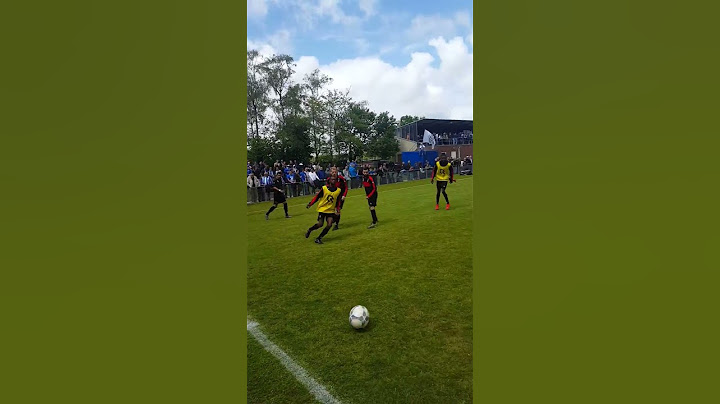 De sfeer zit er bij de Quick Boys-supporters langs de lijn goed in