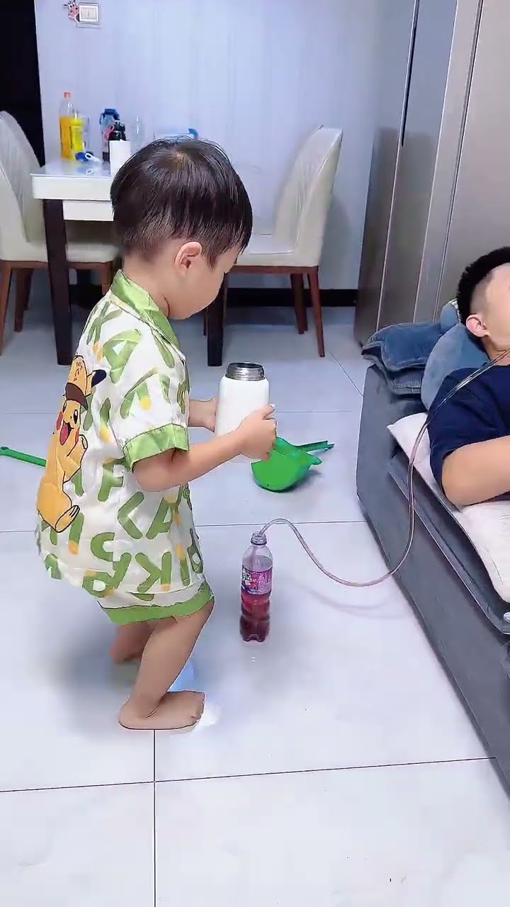 爸爸还挺会享受，儿子也不惯着他！#Cute baby#Cute#呆萌小米宝#聪明宝宝#萌娃