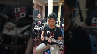 Tukang suling terhipnotis ikut joged smbil pukul simbal