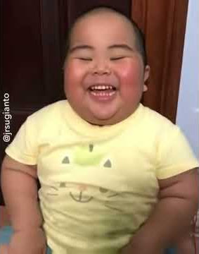 азиатский малыш смеется от души😂