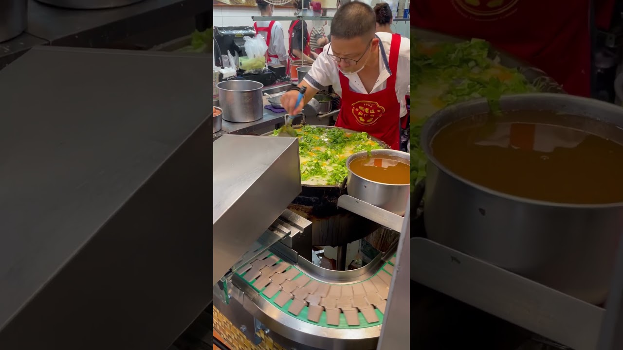 必比登推薦美食「圓環邊蚵仔煎」位於寧夏夜市。蚵仔肥美加上煎的粉皮帶點酥脆不會有軟爛感，加上靈魂醬汁真的很美味！ 縮圖