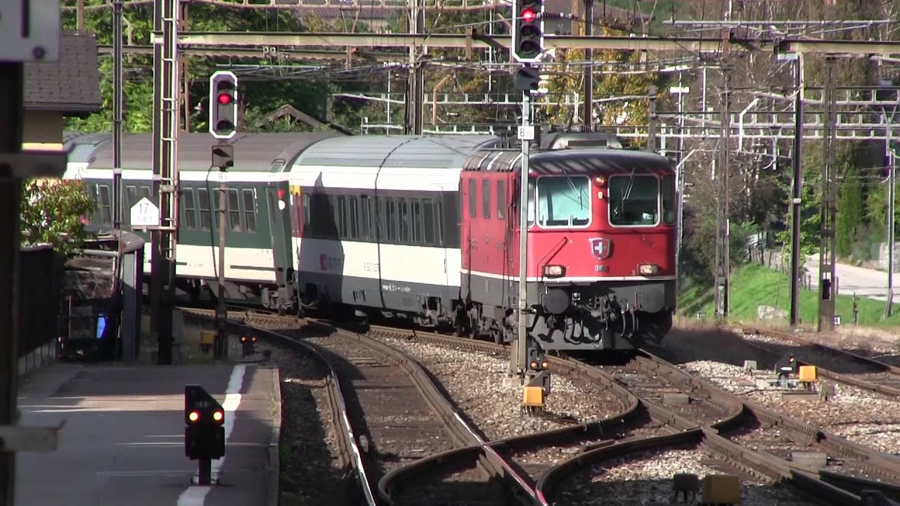 Re 4/4 and Re 6/6 on the Gotthard Route