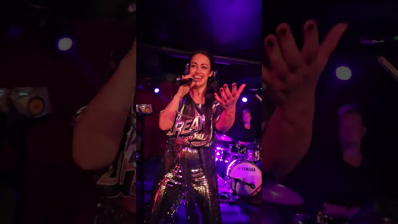 Aura Dione - Friends, live in Berlin