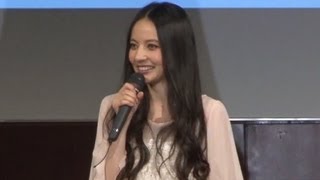 ベッキー登場　「ミュシャ財団秘蔵　ミュシャ展」