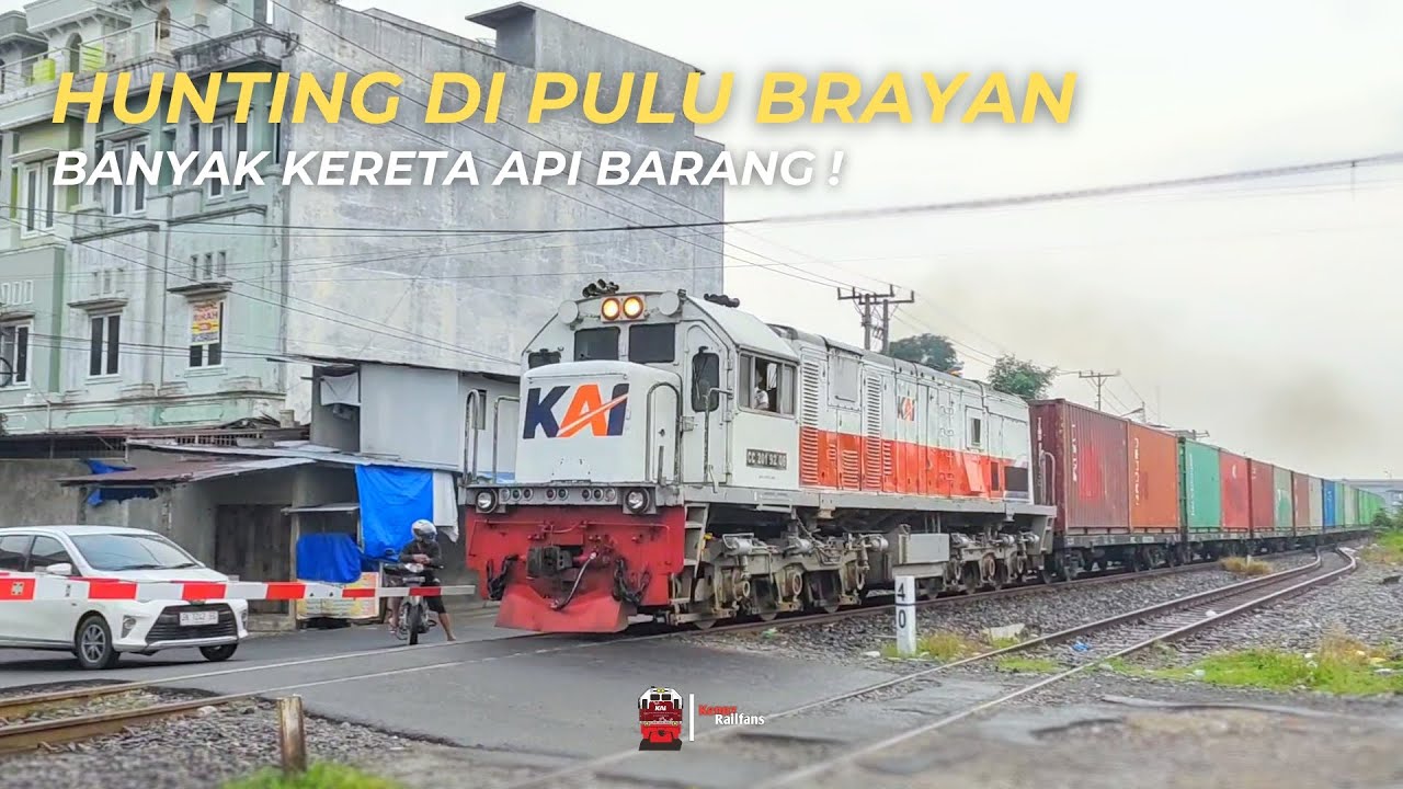 PAGI PAGI BEGINI BANYAK KERETA API BARANG YANG MELINTAS DI PULU BRAYAN !