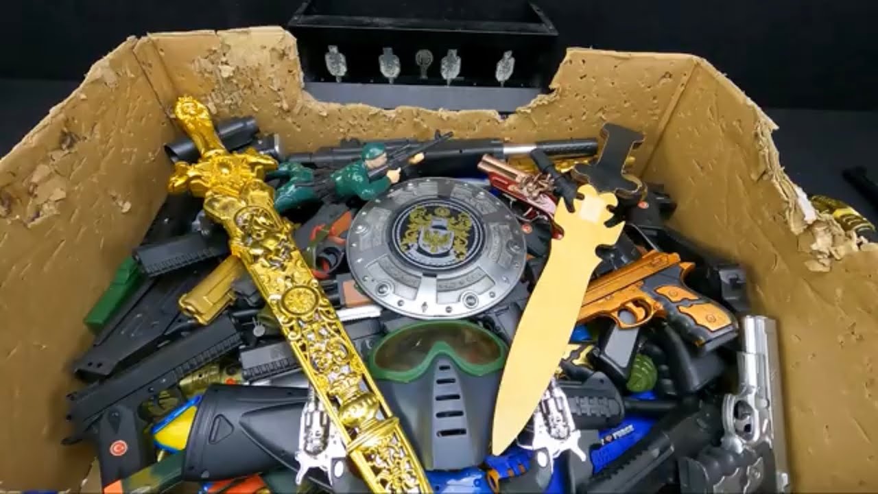Toy Realistic Weapons and Pistols, Warrior Swords, Samurai Swords, Shields and Legendary Toy Guns