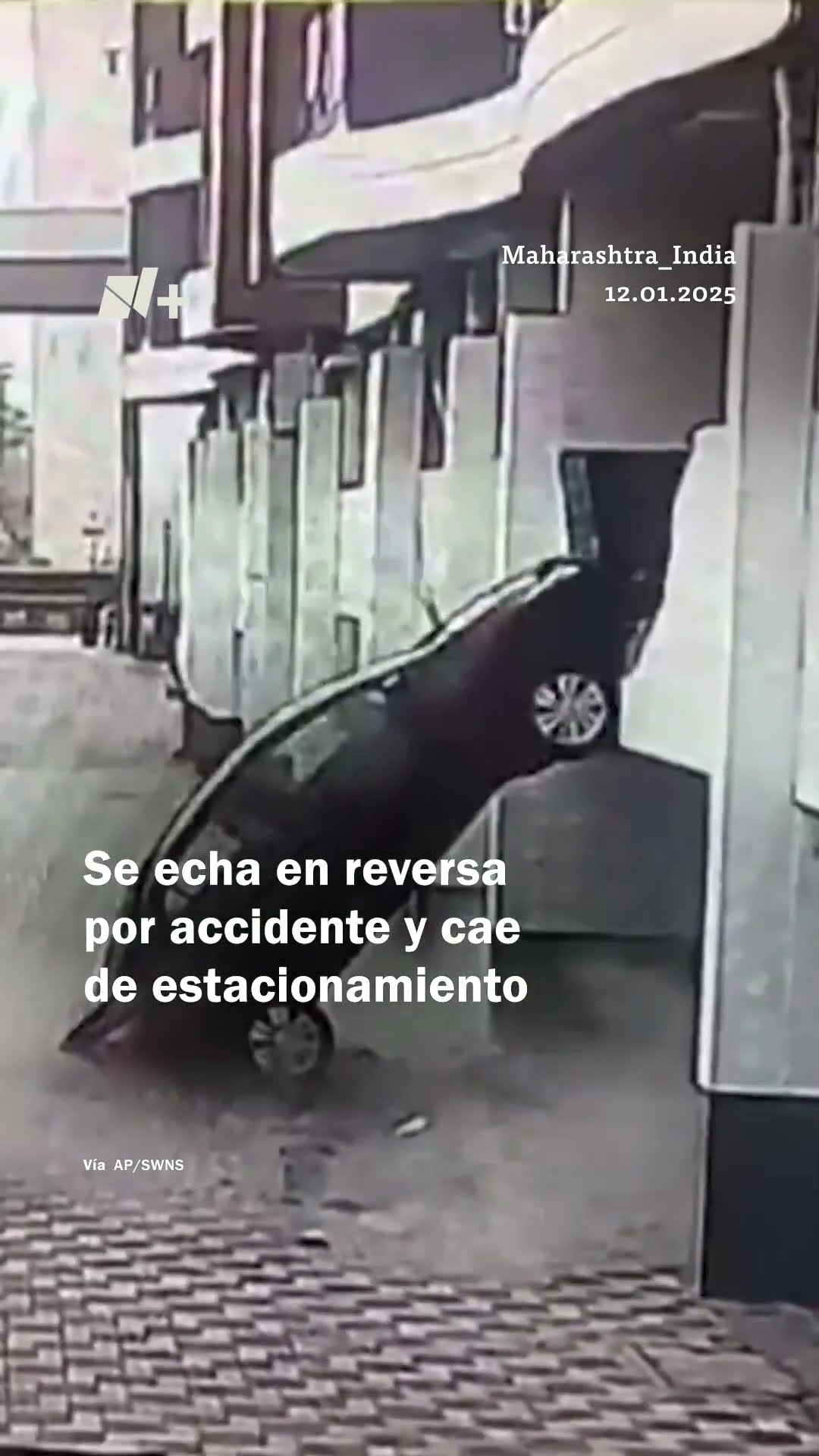 Auto se echa en reversa por accidente y cae de estacionamiento - N+ #Shorts