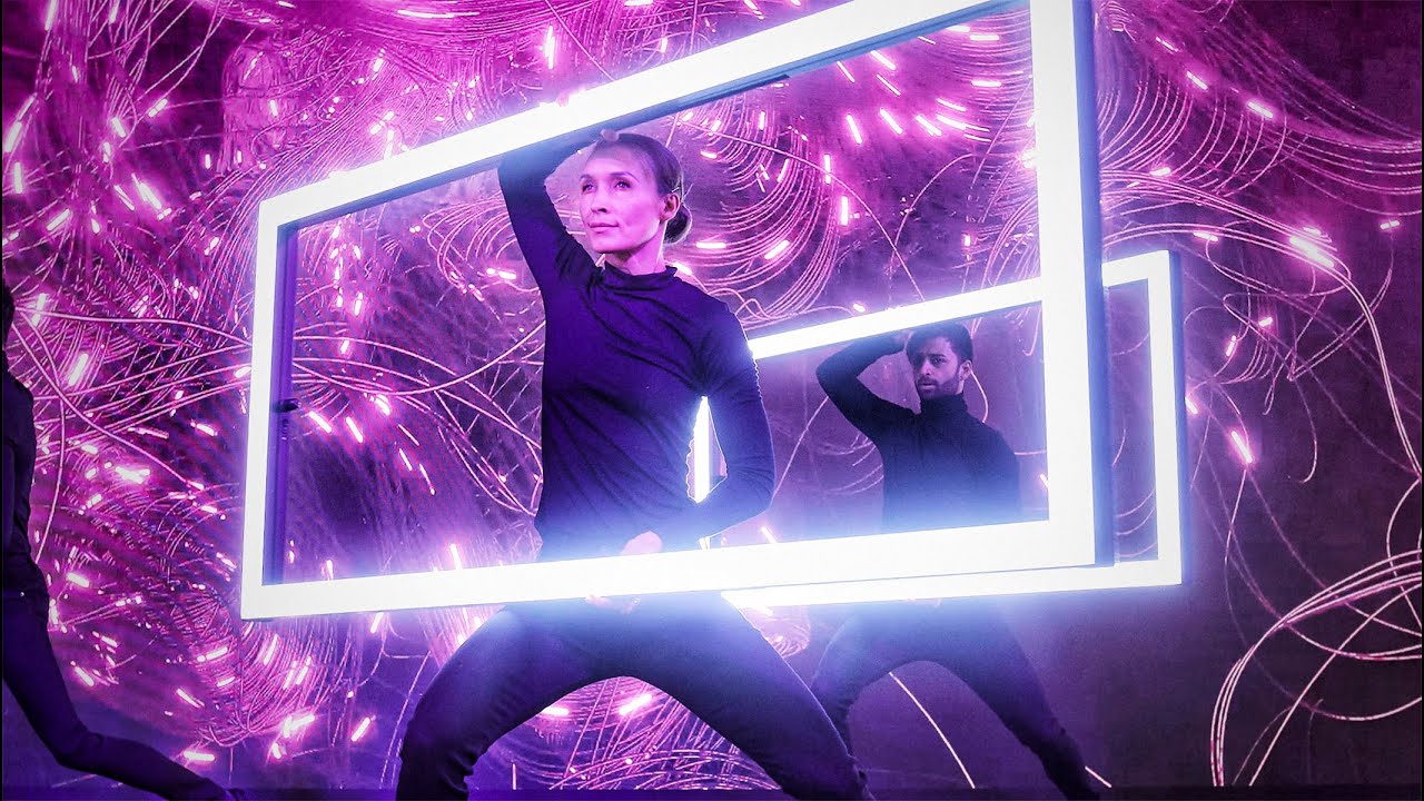 Innovation Show Act: Futuristic Light Performance