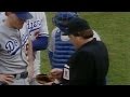 1988 NLCS Gm3 Howell Nach Untersuchung Des Handschuhs Vom Platz Gestellt 1988 NLCS Gm3 Howell Nach Untersuchung Des Handschuhs Vom Platz Gestellt