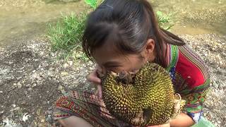 Survival skills: Primitive couple finding food meet biggest jackfruit - Eating delicious jackfruit