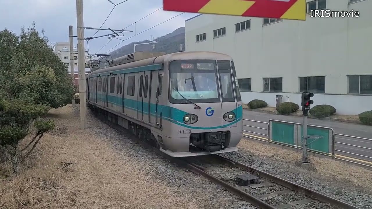 광주 1호선 녹동역에 들어오는 열차 (무등산 테마열차 객차)