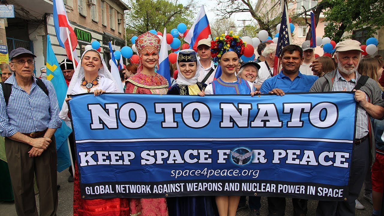 Kept space. космическая одиссея саманта кристофоретти. космонавт идет. Militarization of space пособие. For peace.