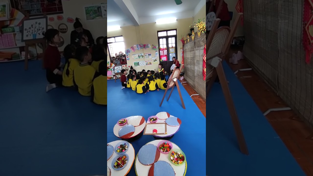 Tạo hình: Tạo hình hoa từ các nguyên vật liệu ( Mầm non Thanh miện)