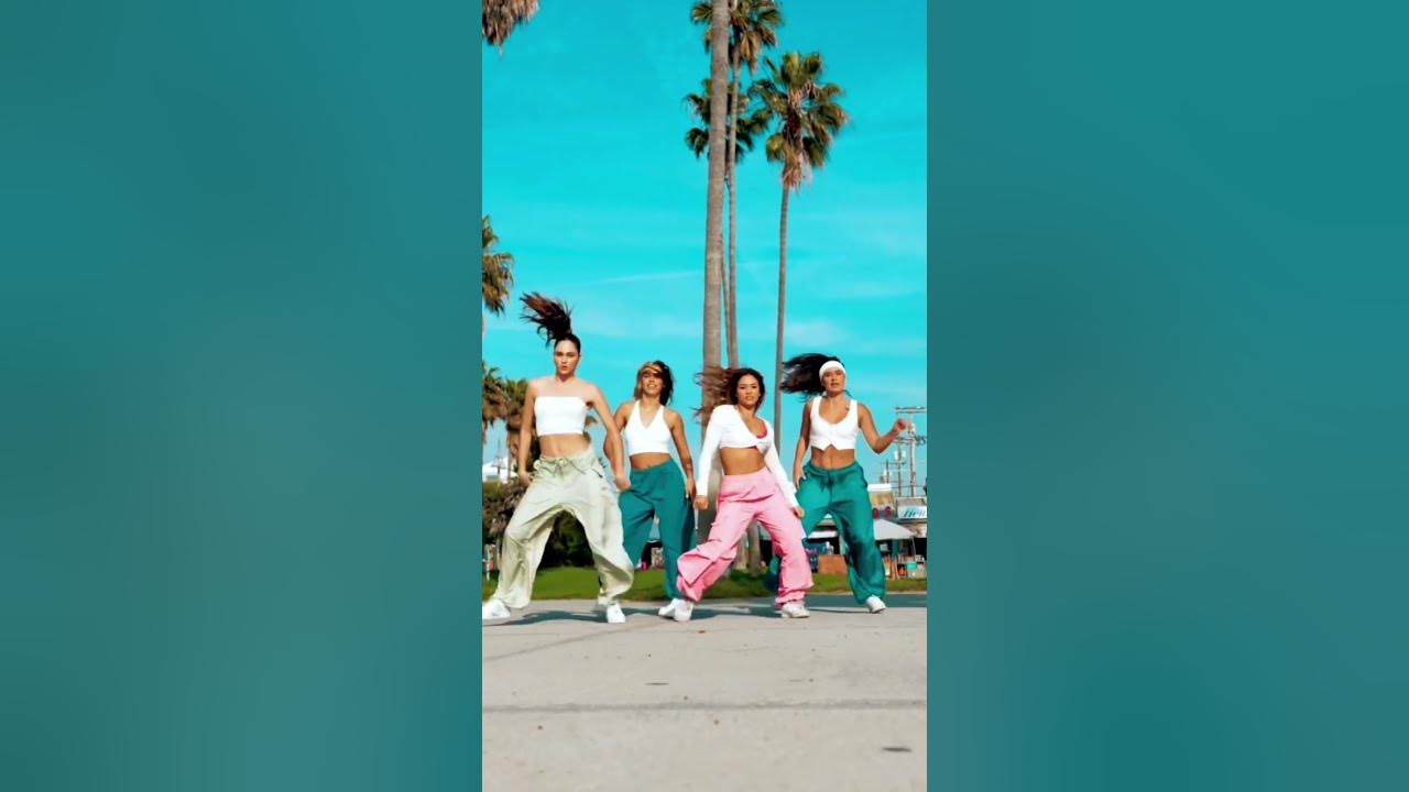 женщины в коротких платьях. три девушки в обтягивающих платьях. гипно девочки 1 школа феминизации. Tg caption жена. девушка трансгендер captions.