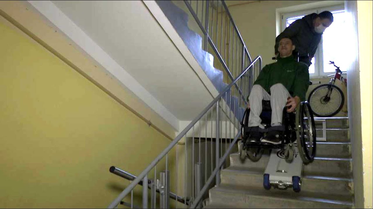 Инвалиды-колясочники могут воспользоваться гусеничным лестничным ...