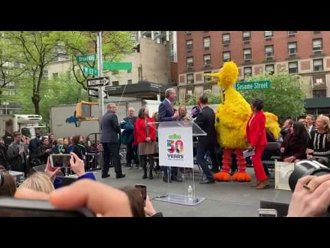 Video: Sebuah Sudut Jalan Di New York City Dinamai Sesame Street