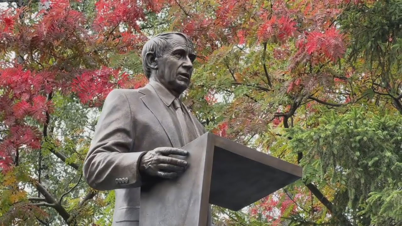 Соавтор Конституции вернулся в вуз в бронзе и граните