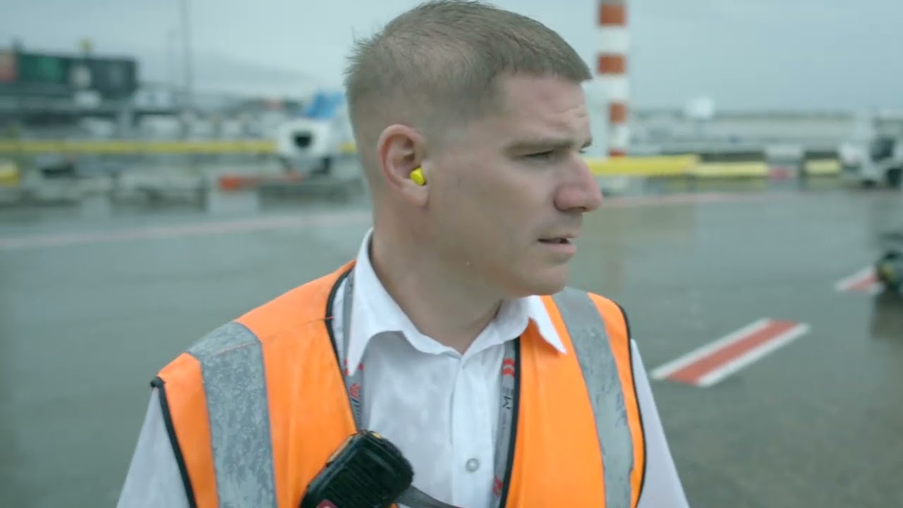 Aéroports de Lyon : Les métiers de l'aéroport - Maurin Agent de Piste