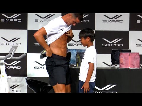Cristiano Ronaldo shows his abs to little Japanese kid