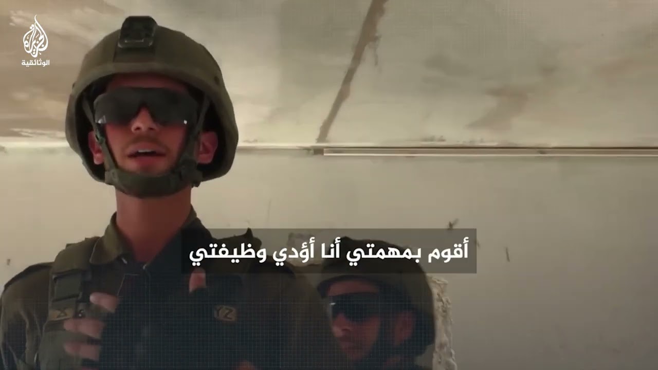 فلسطينية تتحدى جنود الاحتلال أثناء اقتحامهم لبيتها في الخليل