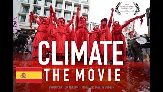 Sobre el clima: la película (locución en español)
Climate: The Movie es el segundo documental sobre el clima realizado por el cineasta británico Martin Durkin. Es la secuela de su excelente documental de 2007 La gran estafa del calentamiento global. Climate: The Movie se estrenó en marzo de 2024 y está disponible gratuitamente en línea. El documental fue producido (y financiado) por Tom Nelson, un podcaster que ha estado examinando profundamente el debate climático durante las últimas dos décadas. Nelson y Durkin han pedido a la Fundación Clintel que ayude con la promoción y distribución de la película.
Esta película expone la alarma climática como un susto inventado sin ninguna base científica. Muestra que los datos oficiales no respaldan la afirmación de que estamos presenciando un aumento de los fenómenos meteorológicos extremos: huracanes, sequías, olas de calor e incendios forestales. Contrarresta enfáticamente la afirmación de que las temperaturas y los niveles actuales de CO2 atmosférico son inusualmente altos y preocupantes. Por el contrario, en comparación con los últimos quinientos millones de años de la historia de la Tierra, tanto las temperaturas actuales como los niveles de CO2 son inusualmente bajos. La Tierra se encuentra actualmente en una edad de hielo. También muestra que no hay evidencia de que los cambios en los niveles de CO2 (han cambiado muchas veces) hayan impulsado el cambio climático en el pasado.
Pero hay un consenso...
¿Por qué se nos dice que no hay pruebas que contradigan la alarma climática? ¿Por qué se nos dice que cualquiera que cuestione el caos climático es un terraplanista y un negacionista de la ciencia?
La película explora la naturaleza del consenso detrás del cambio climático. Describe los orígenes del carro de la financiación climática y el auge de la industria climática de un billón de dólares. Describe los cientos de miles de puestos de trabajo que dependen de la crisis climática. Explica la enorme presión sobre los científicos y otros para que no cuestionen la alarma climática: la retirada de fondos, el rechazo de las revistas científicas, el ostracismo social.
Pero la alarma climática es mucho más que una carreta de financiación y empleo. La película explora la política del cambio climático. Desde el principio, el miedo climático fue político. El culpable fue el capitalismo industrial de libre mercado. La solución fue impuestos más altos y más regulación. Desde el principio, la alarma climática atrajo a, y ha sido adoptada y promovida por aquellos grupos que están a favor de un gobierno más grande.
¿Quiénes aparecen en la película?
La película incluye entrevistas con varios científicos muy destacados, entre ellos el profesor Steven Koonin (autor de Unsettled, ex rector y vicepresidente de Caltech), el profesor Richard Lindzen (ex profesor de meteorología en Harvard y MIT), el profesor Will Happer (profesor de física en Princeton), el Dr. John Clauser (ganador del premio Nobel de Física en 2022), el profesor Nir Shaviv (Instituto de Física de Rakah), el profesor Ross McKitrick (Universidad de Guelph), Henrik Svensmark, Willie Soon y varios otros.
Disponibilidad del clima: La película
#ClimateTheMovie está disponible de forma gratuita en muchos lugares en línea desde el 21 de marzo de 2024. Los subtítulos para numerosos idiomas han sido creados por la Fundación Clintel. Siga @ClimateTheMovie y @ClintelOrg para estar al tanto de las novedades. Por favor, comparta la película para dar a otros la oportunidad de obtener información sobre las causas y los efectos del cambio climático y la política climática.
Capítulos
0:00 Introducción
2:27 El clima, la película: La cruda realidad
6:42 La ciencia
22:24 La ciencia, parte 2: CO2
31:54 La ciencia, parte 3: Naturaleza
37:04 La ciencia, parte 4: Clima extremo
42:25 El consenso
47:15 La moda climática
55:17 La política climática
1:03:27 El clima versus la libertad
1:07:35 El clima versus la gente
1:10:49 El clima versus los pobres
Clintel international https://clintel.org/
Clintel Nederland https://clintel.nl/
X-international https://x.com/ClintelOrg
X-Nederland https://x.com/ClintelNED
LinkedIn https://www.linkedin.com/company/clintel-foundation/
Facebook https://www.facebook.com/Clintel-384028188858886
Instagram https://www.instagram.com/clintel_nl/
Tiktok https://www.tiktok.com/@clintel_nl
Clintel store https://clintelwebshop.org/ Sobre el clima: la película (locución en español)