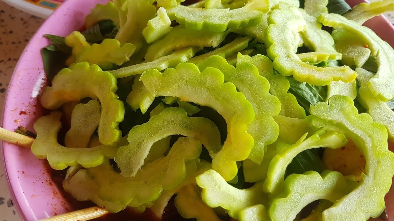 กินก๋วยเตี๋ยวบุฟเฟ่ ตีนไ่ก่ปีกไก่ตุ๋นเผ็ดสะเดิด วังสามหมอ