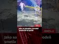 Celou událost zaznamenaly bezpečnostní kamery na podzemním parkovišti v čínském městě Sien-ning