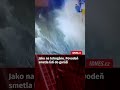 Celou událost zaznamenaly bezpečnostní kamery na podzemním parkovišti v čínském městě Sien-ning