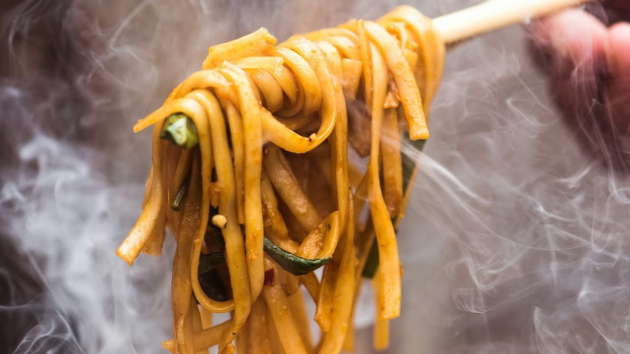 Ем дешевую лапшу из магазина